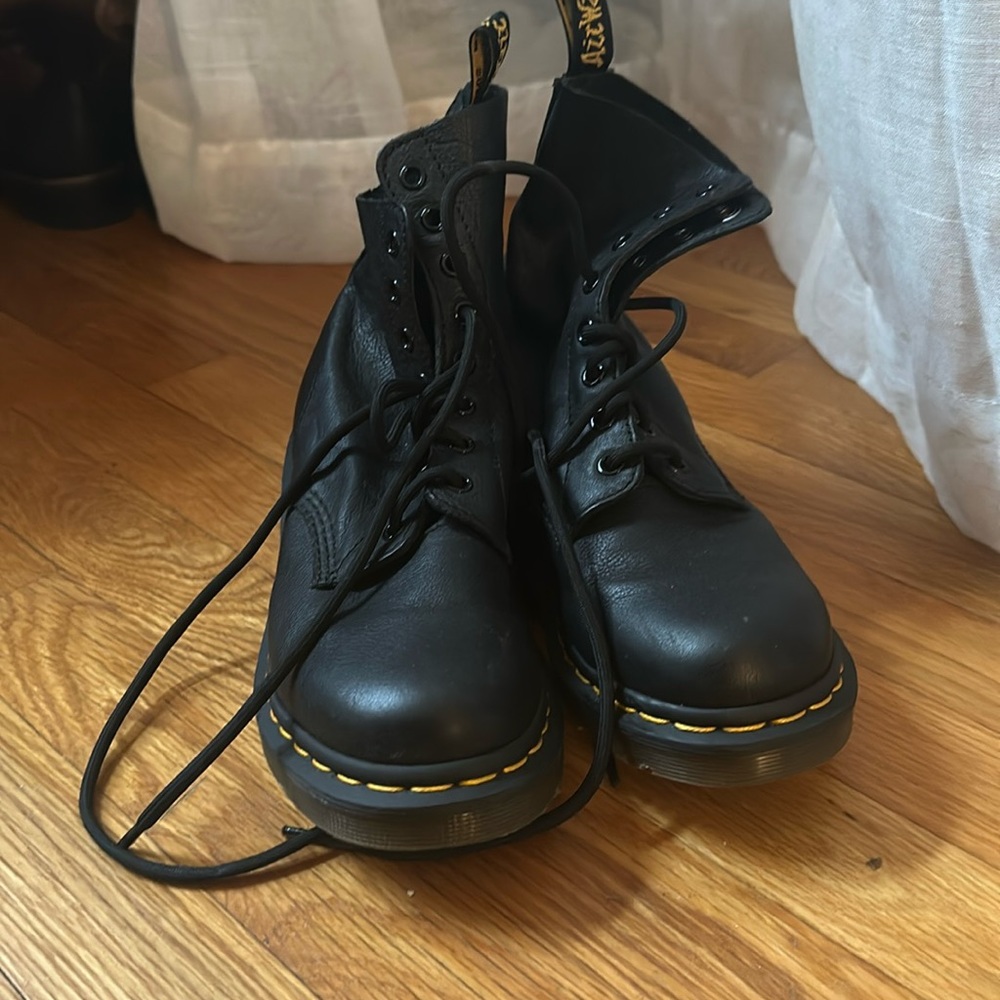 Dr. Martens 1460 WOMEN'S PASCAL VIRGINIA LEATHER BOOTS. Black, size 8